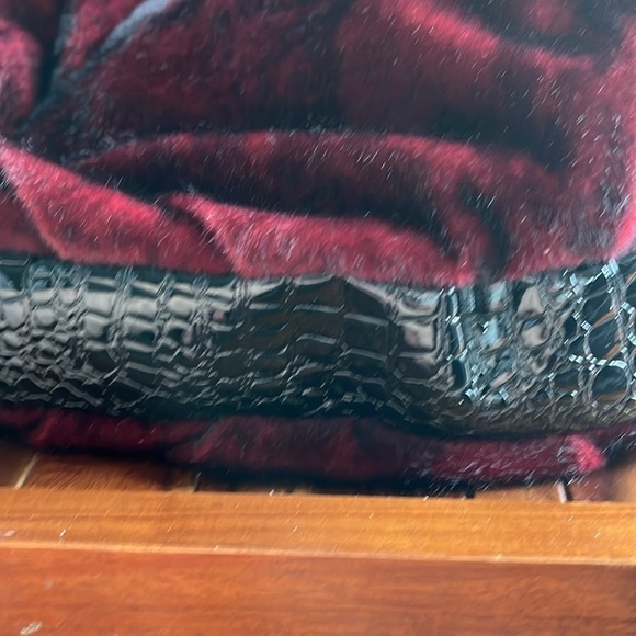 Beautiful 90’s wine red. Black faux croc faux fur bag. - Picture 5 of 9